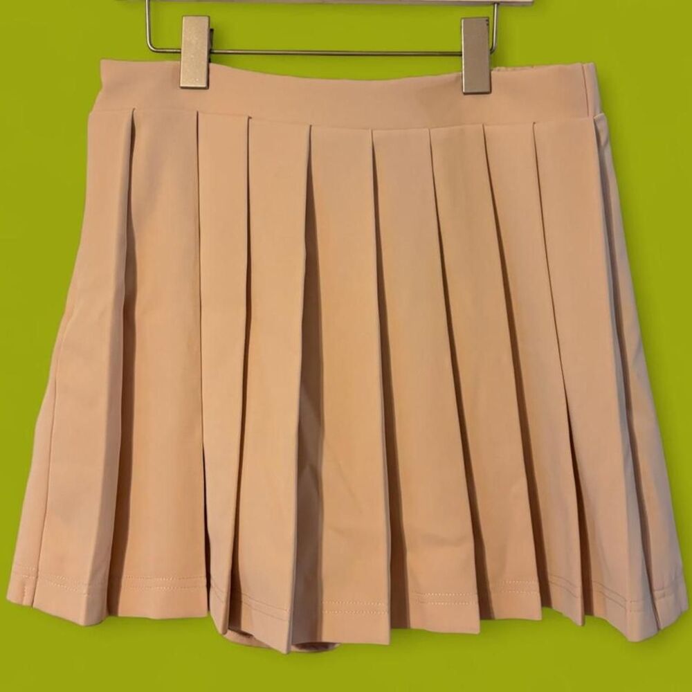 Uniform, preppy, athletic Entro cream pleated workout skirt